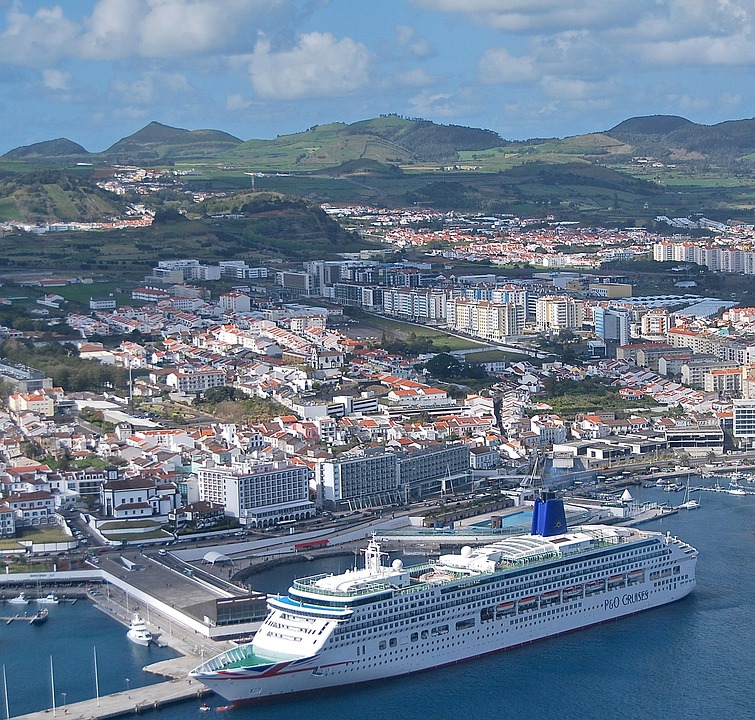 Centro e marina de Ponta Delgada na ilha de São Miguel, Açores