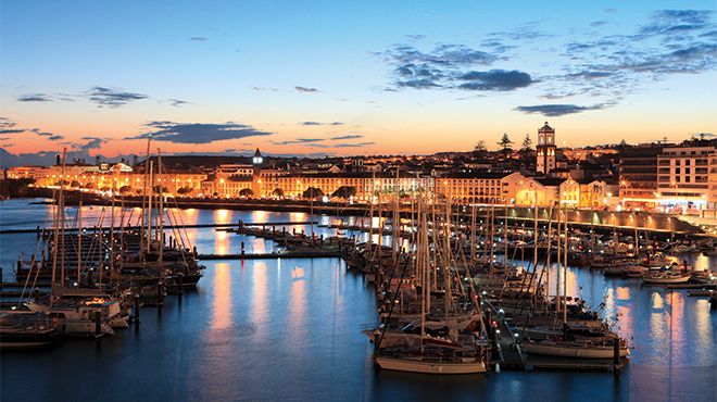 Marina e frente marítima de Ponta Delgada ao entardecer