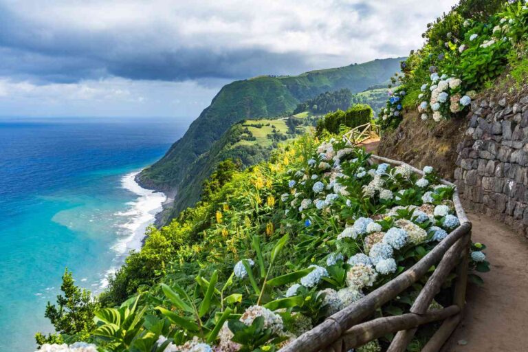 Paisagem vulcânica e verde da ilha de São Miguel nos Açores