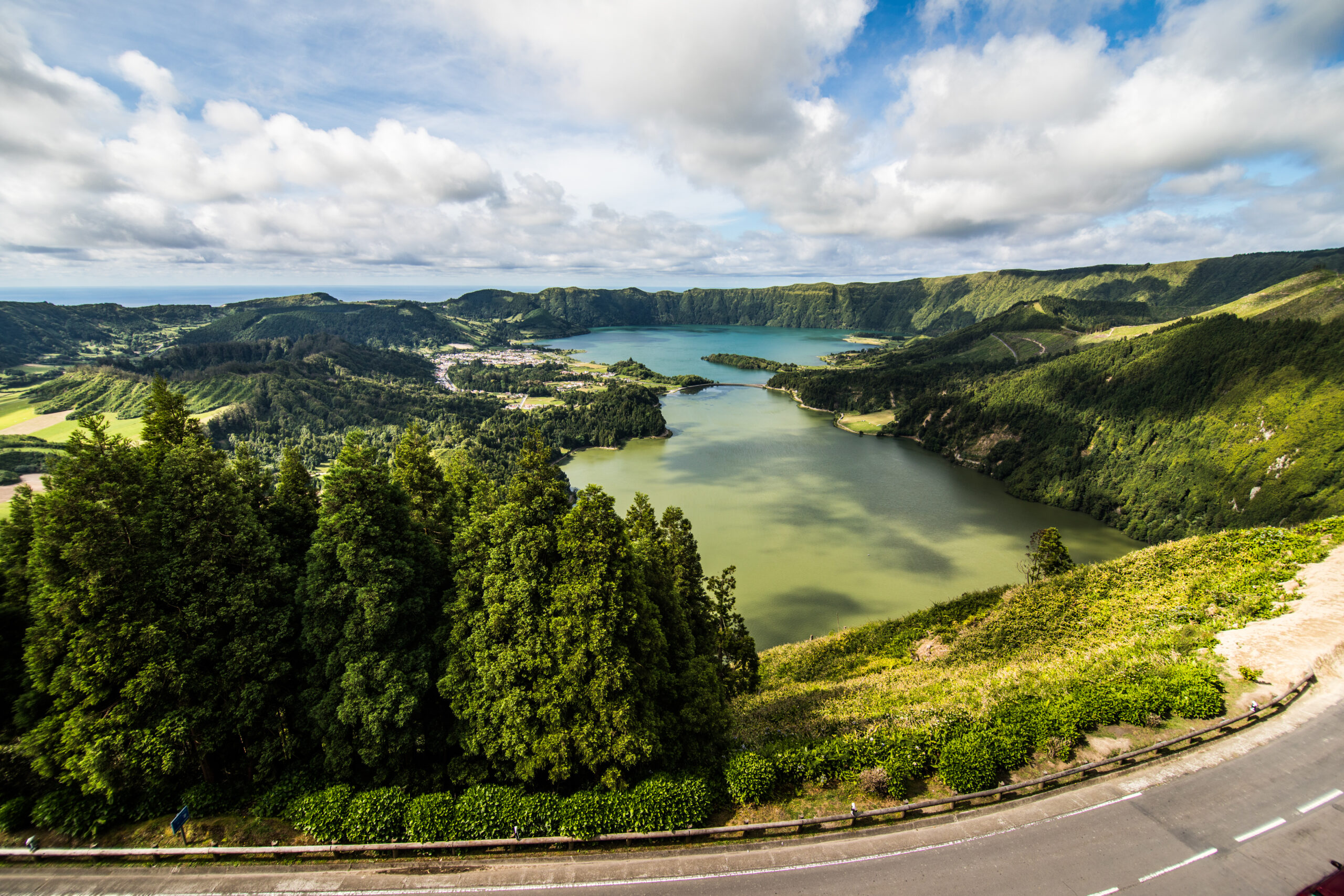 Estrada junto à Lagoa das Sete Cidades em São Miguel durante um roteiro pelos Açores