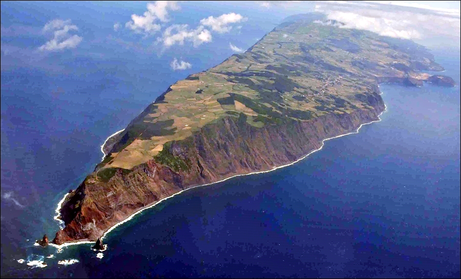 Fajãs e costa da ilha de São Jorge nos Açores