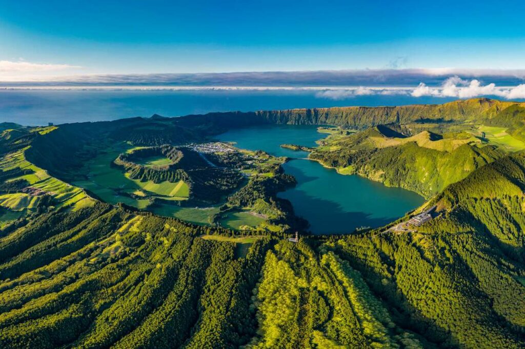 Paisagem verde da ilha de São Miguel nos Açores