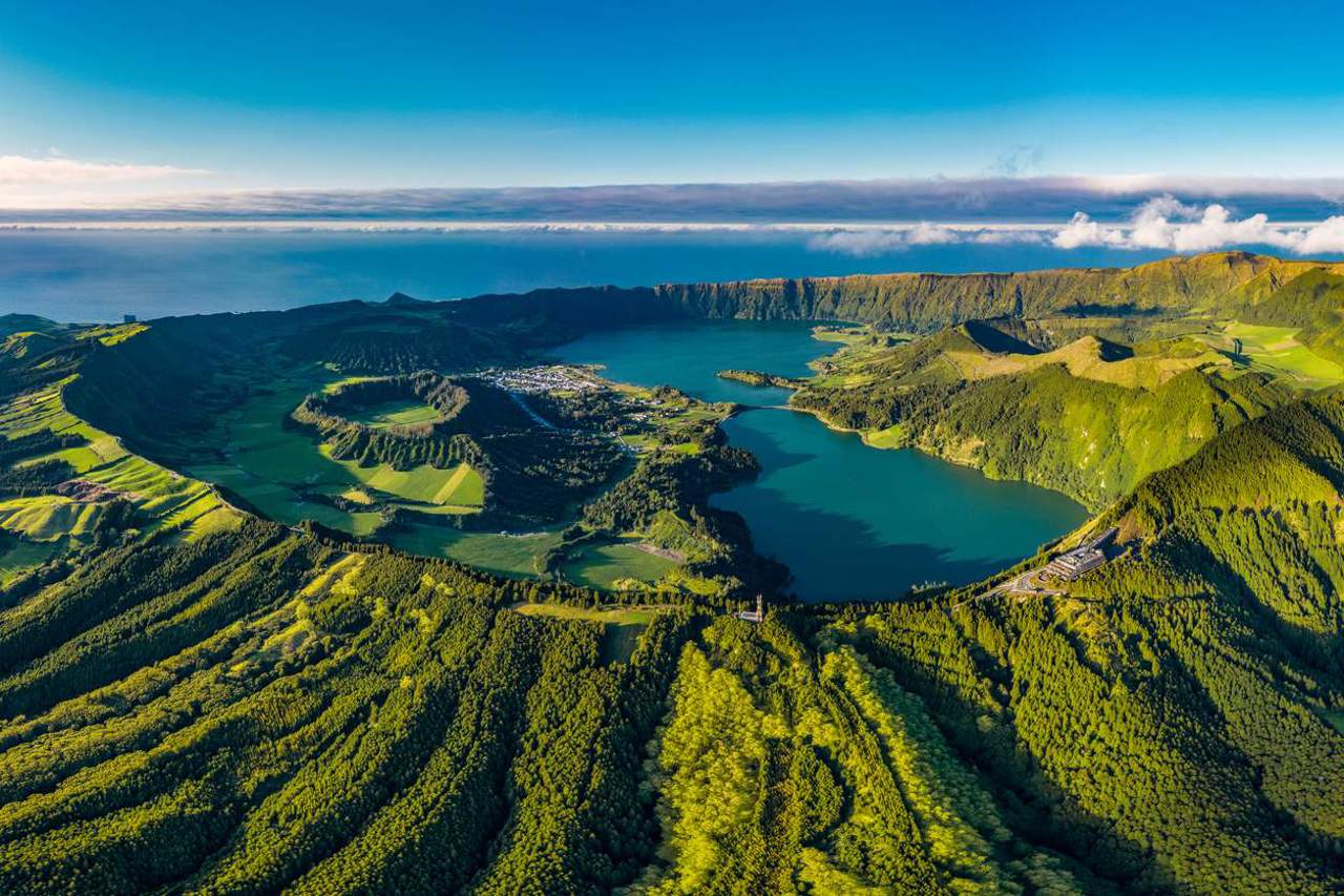 Ilha de São Miguel nos Açores com lagoas e paisagem vulcânica