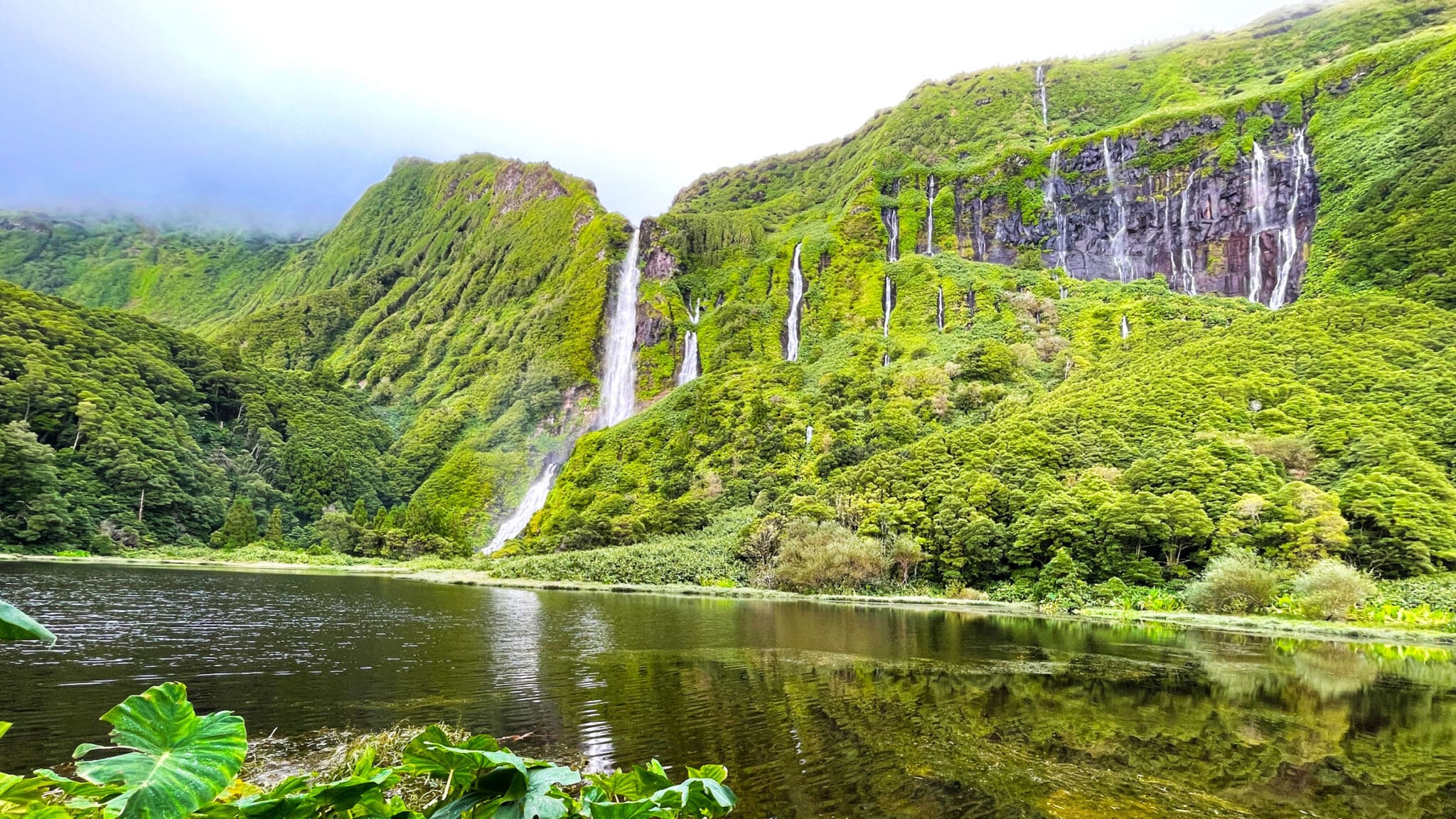 Cascatas e paisagem verde da ilha das Flores nos Açores
