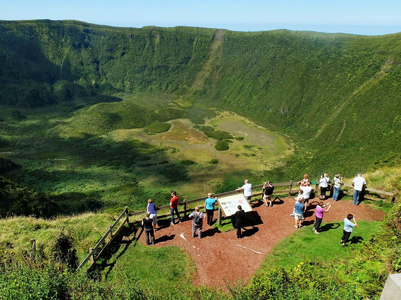 Paisagem da ilha do Faial e cidade da Horta nos Açores