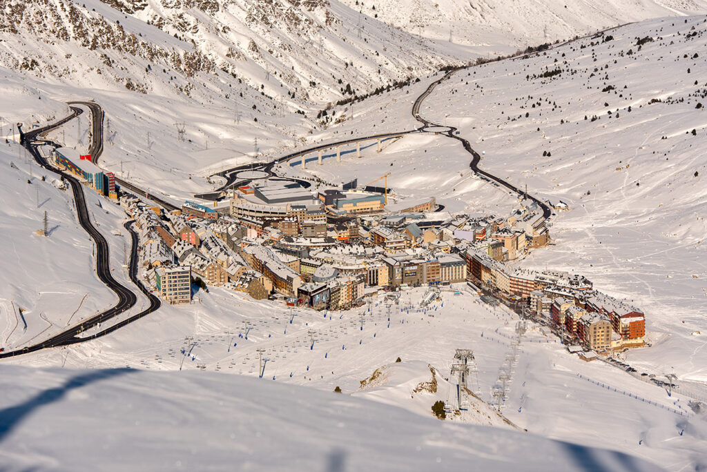Pas de la Casa: Energia, Neve e Comércio na Fronteira com França