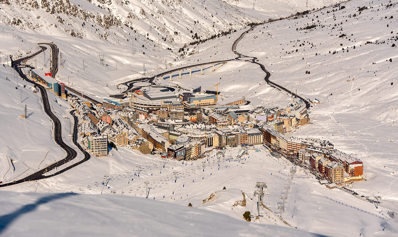 Vista panorámica de Pas de la Casa, Andorra, junto a las pistas de Grandvalira