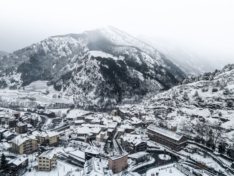 Aldeia e montanhas nevadas em Ordino