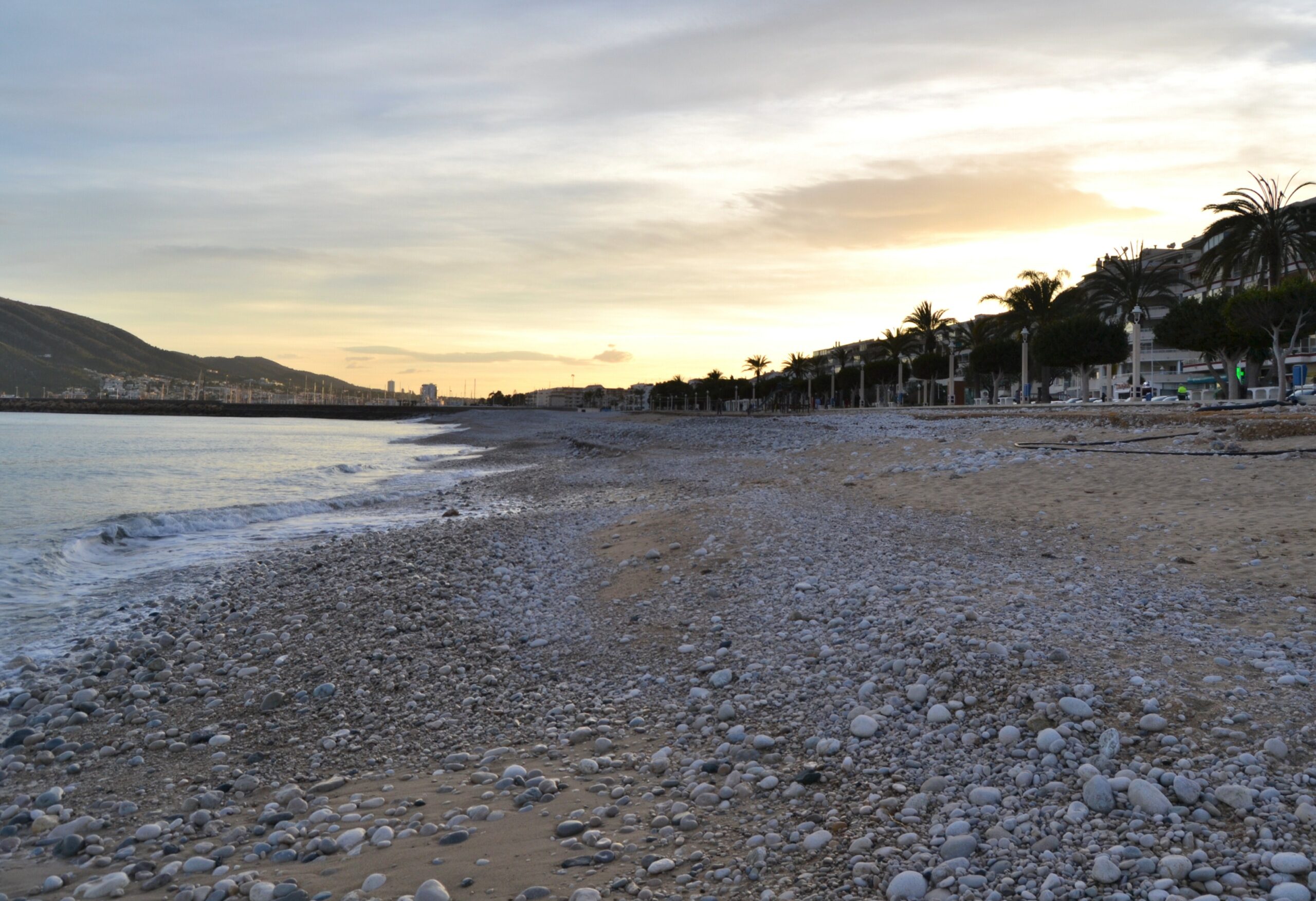 Platja de la Roda em Altea ao entardecer, praia de calhau na Costa Blanca