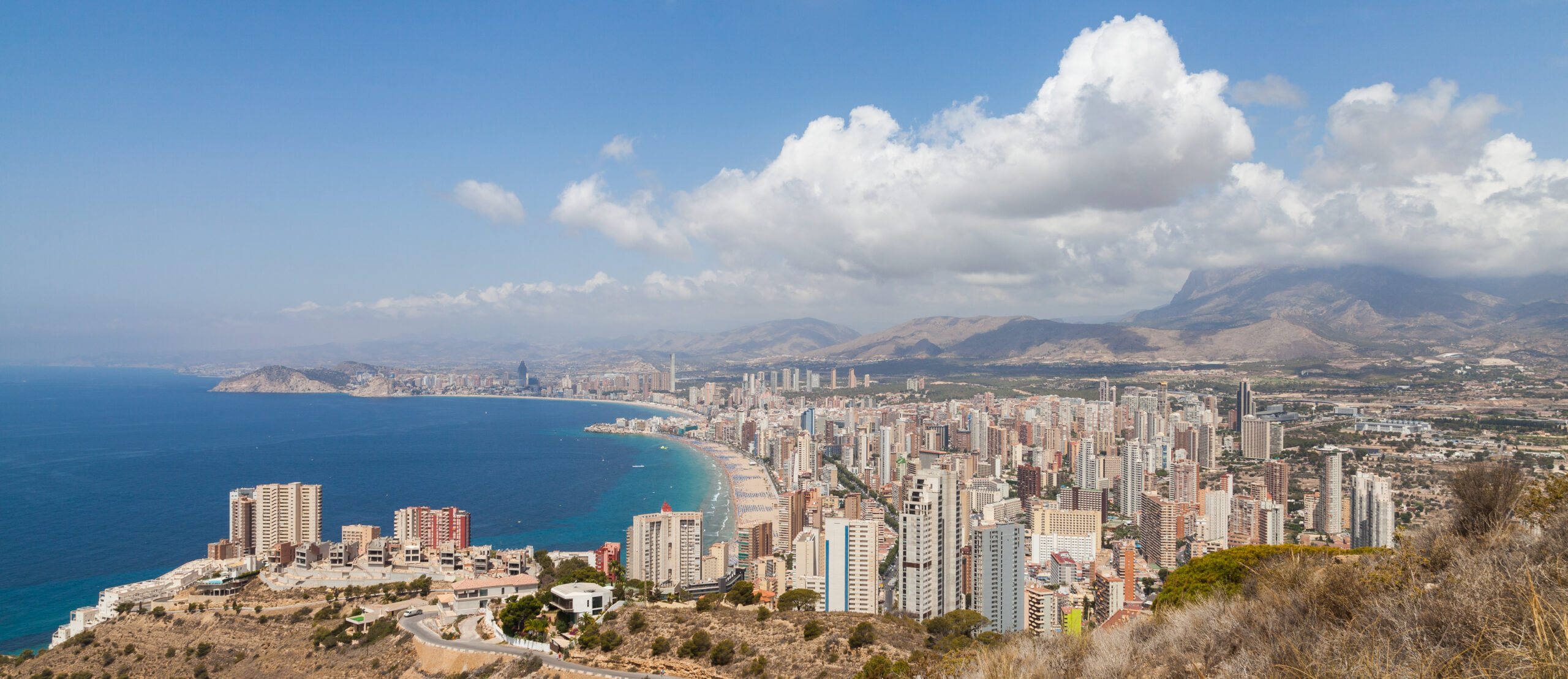 Vista panorâmica de Benidorm com praias, skyline e Serra Gelada