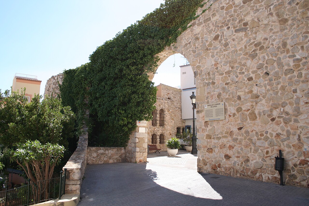 Arco da muralha no centro histórico de Calpe