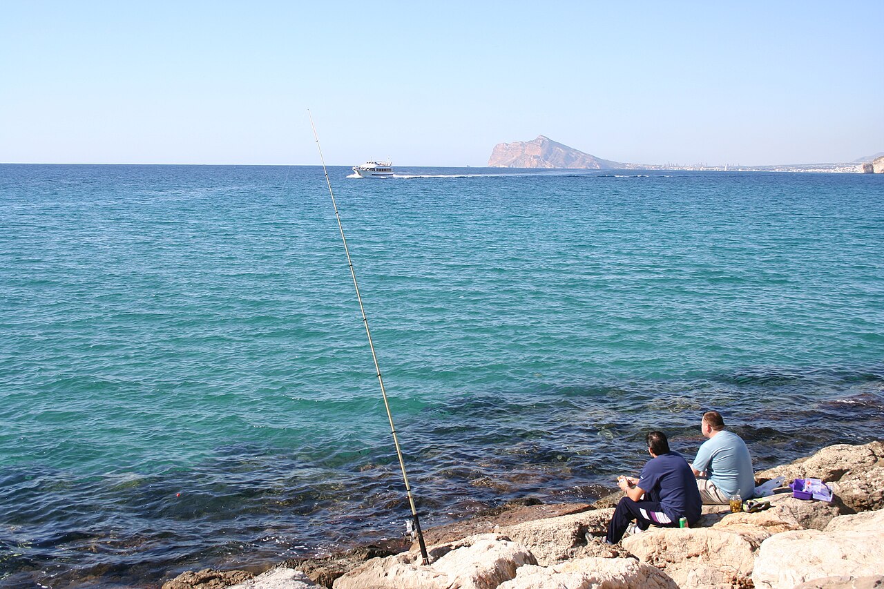 Pescadores e ambiente costeiro em Calpe junto ao Mediterrâneo