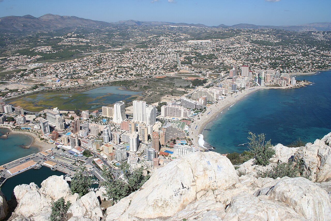 Salinas de Calpe junto ao Peñón de Ifach com zona húmida e aves