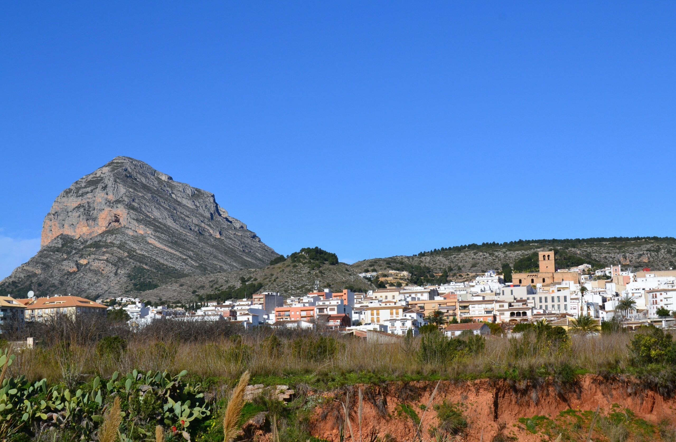 Montgó e Xàbia vistos da Marina Alta, paisagem natural perto de Jávea