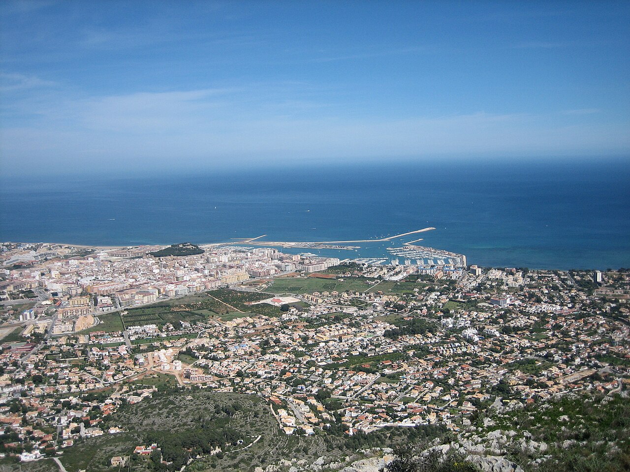 Vista real de Dénia desde o Montgó na Marina Alta