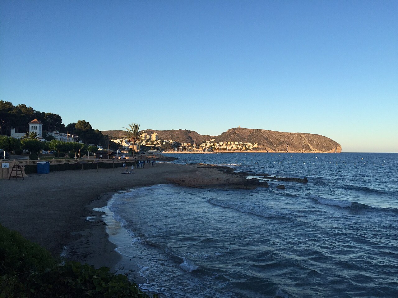 Moraira na Marina Alta com praia e costa mediterrânica