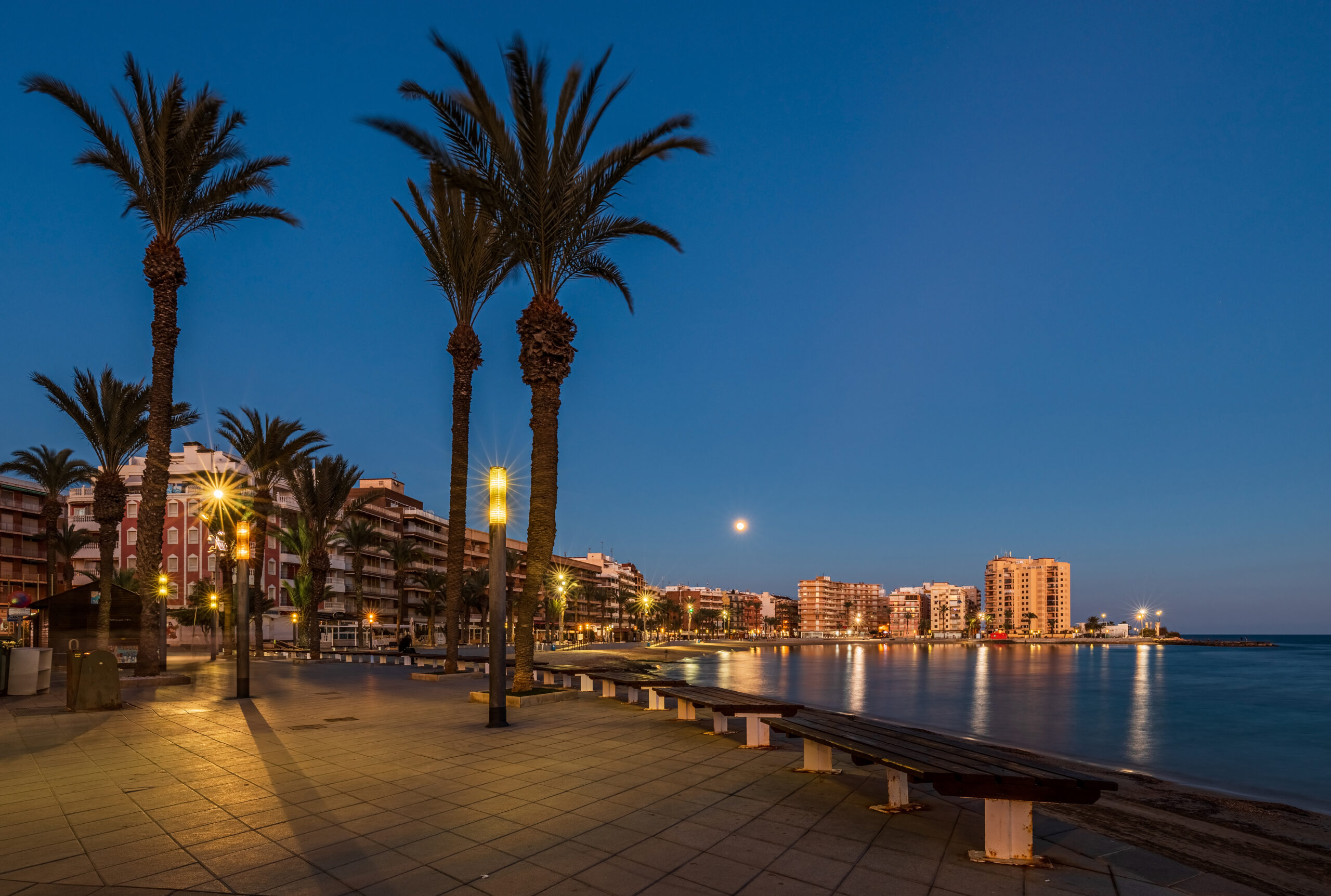 Paseo Juan Aparicio junto à Playa del Cura em Torrevieja, zona prática para alojamento de férias