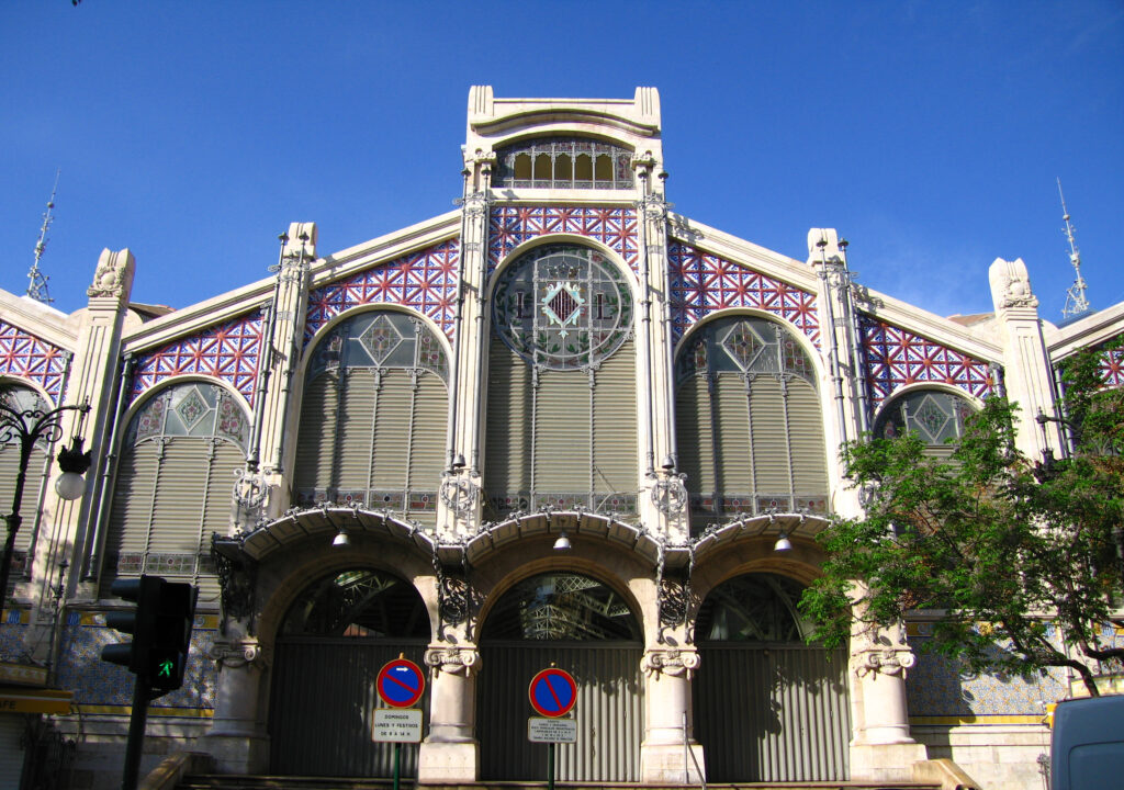 Fachada modernista do Mercado Central de Valência no centro histórico