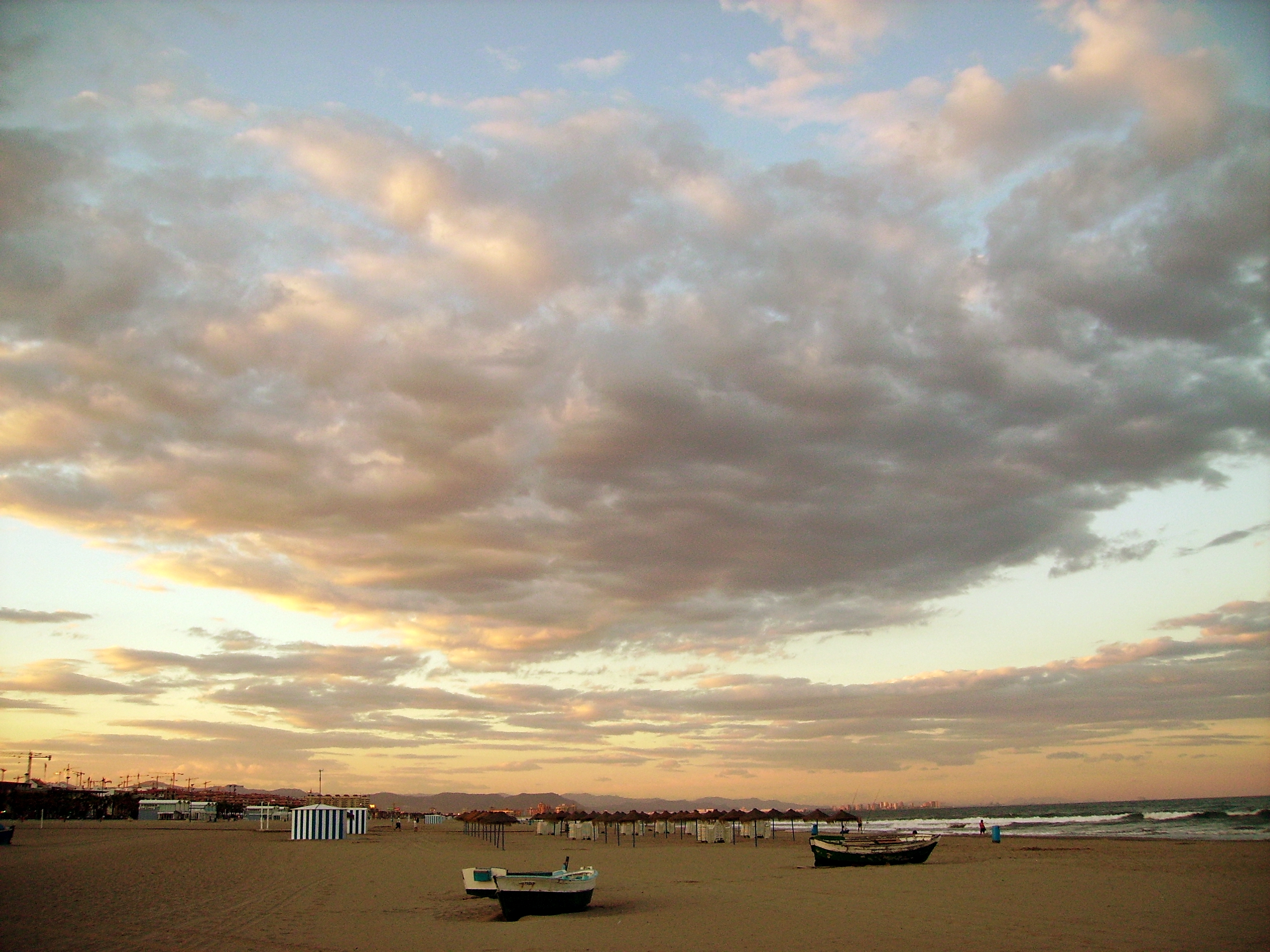 Praia da Malvarrosa em Valência com areia e mar Mediterrâneo