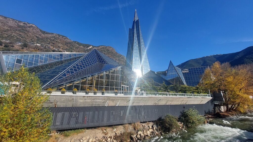 Exterior de Caldea em Escaldes-Engordany, centro termal de Andorra