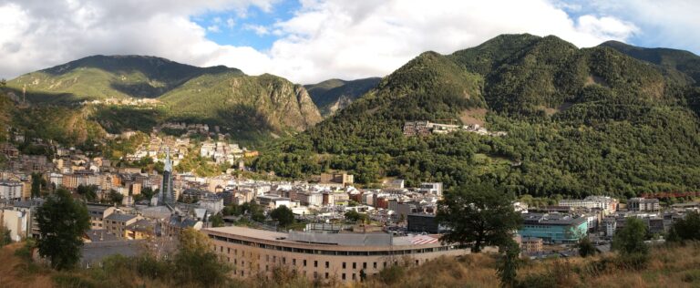 Andorra la Vella entre as montanhas dos Pirenéus