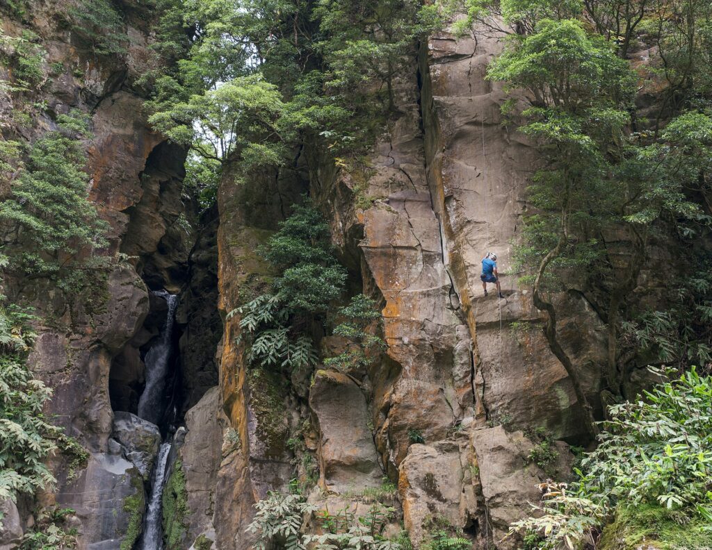 Trilhos e canyoning nos Açores: como escolher uma aventura segura