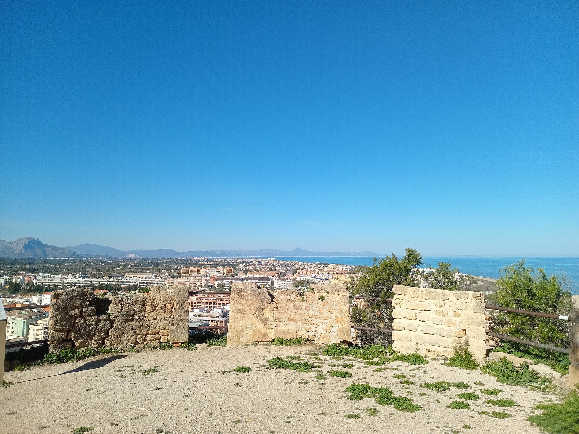 Vista panorâmica de Dénia desde o castelo, com a cidade e a Costa Blanca