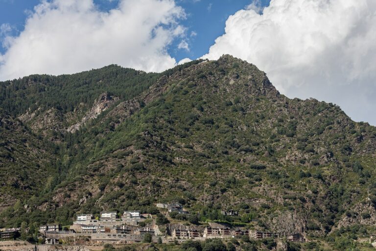 Escaldes-Engordany entre montanhas