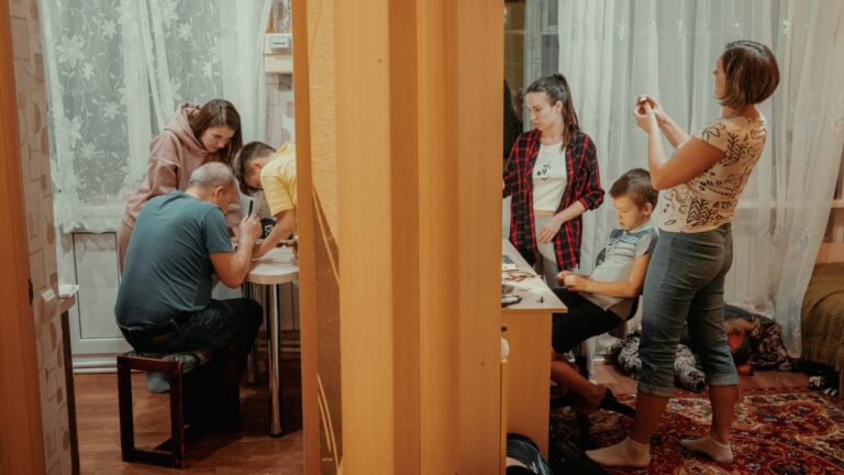 Familia reunida en un alojamiento