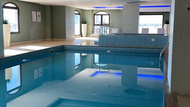 Piscina interior de un spa