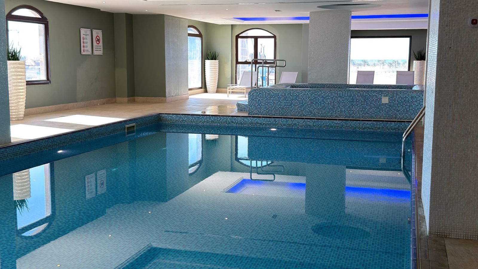Piscina interior de spa para uma estadia de bem-estar