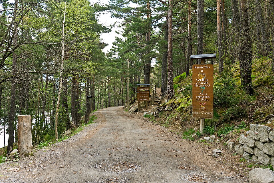 Caminho de senderismo junto ao lago de Engolasters em Andorra