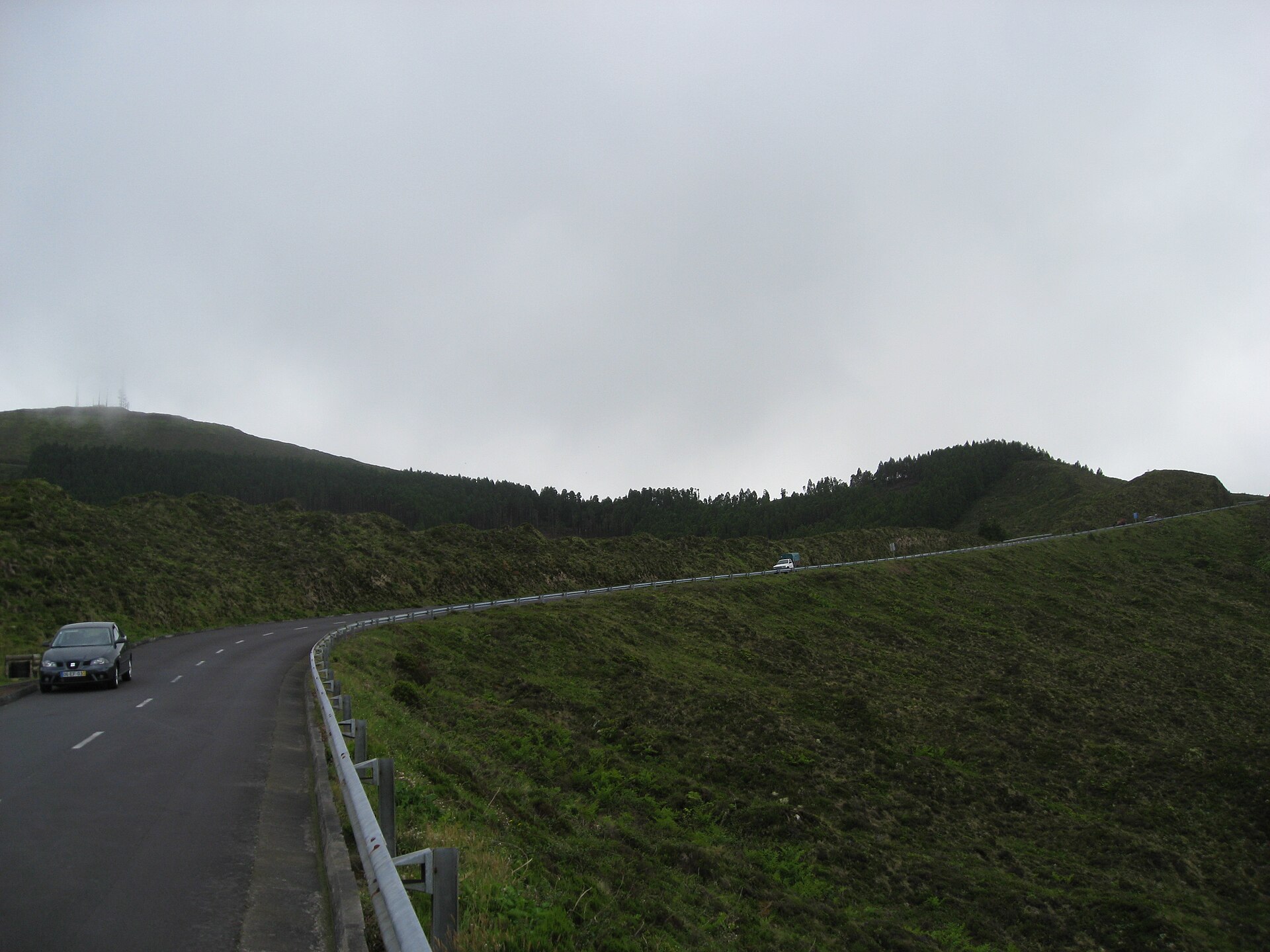 Automóveis na estrada EN5-2A de São Miguel
