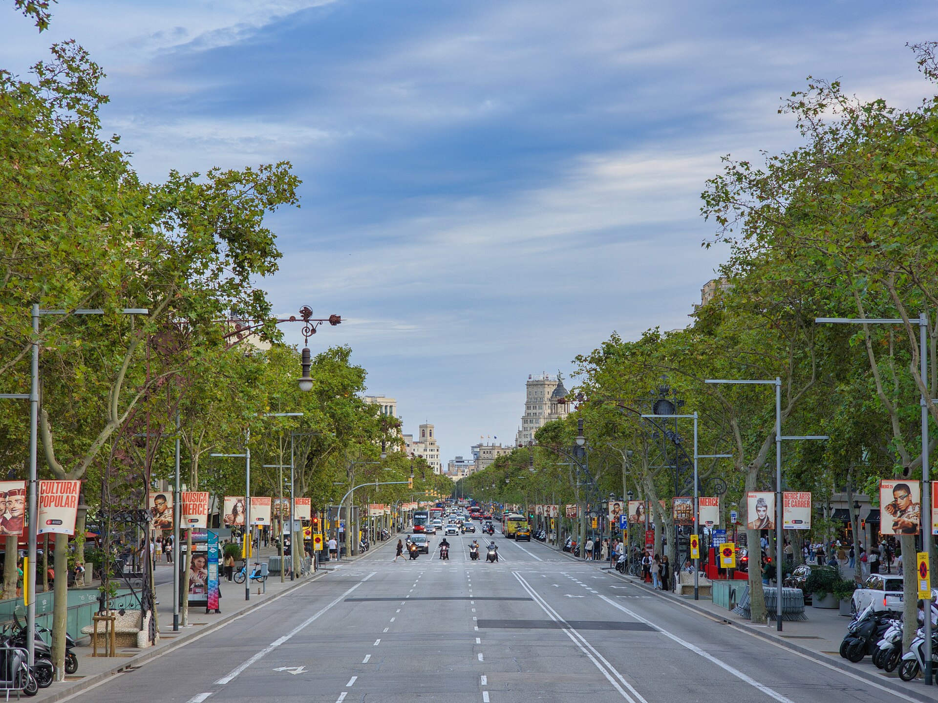 Passeig de Gràcia com árvores e edifícios no Eixample de Barcelona