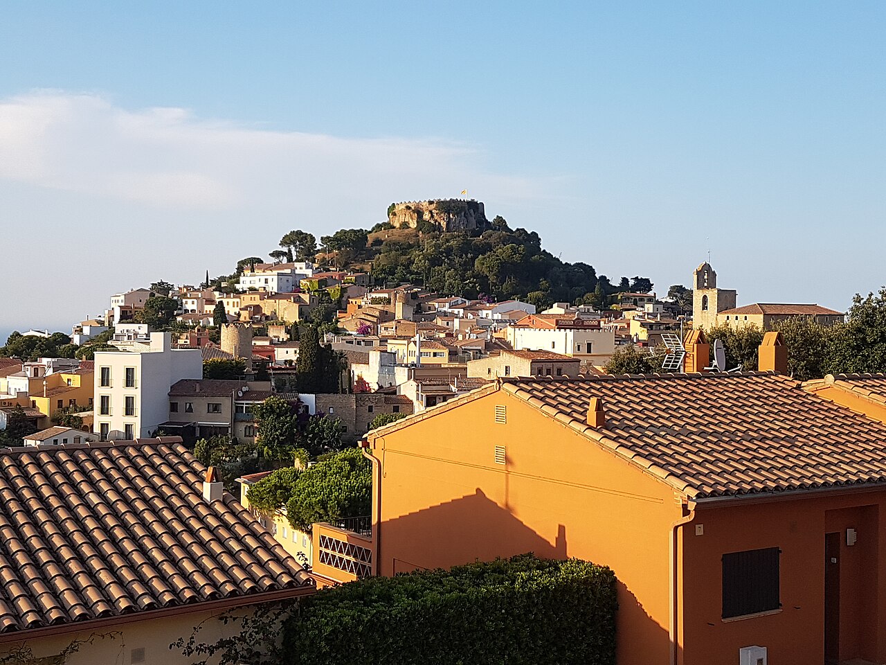 Telhados de Begur, torre da igreja e castelo no alto da colina