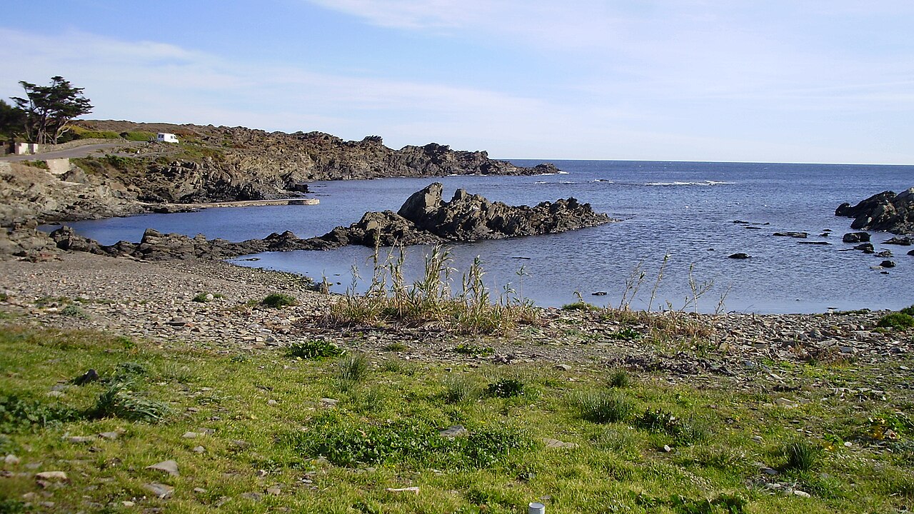 Paisagem rochosa e mar junto ao caminho de Cala Calais, em Cadaqués