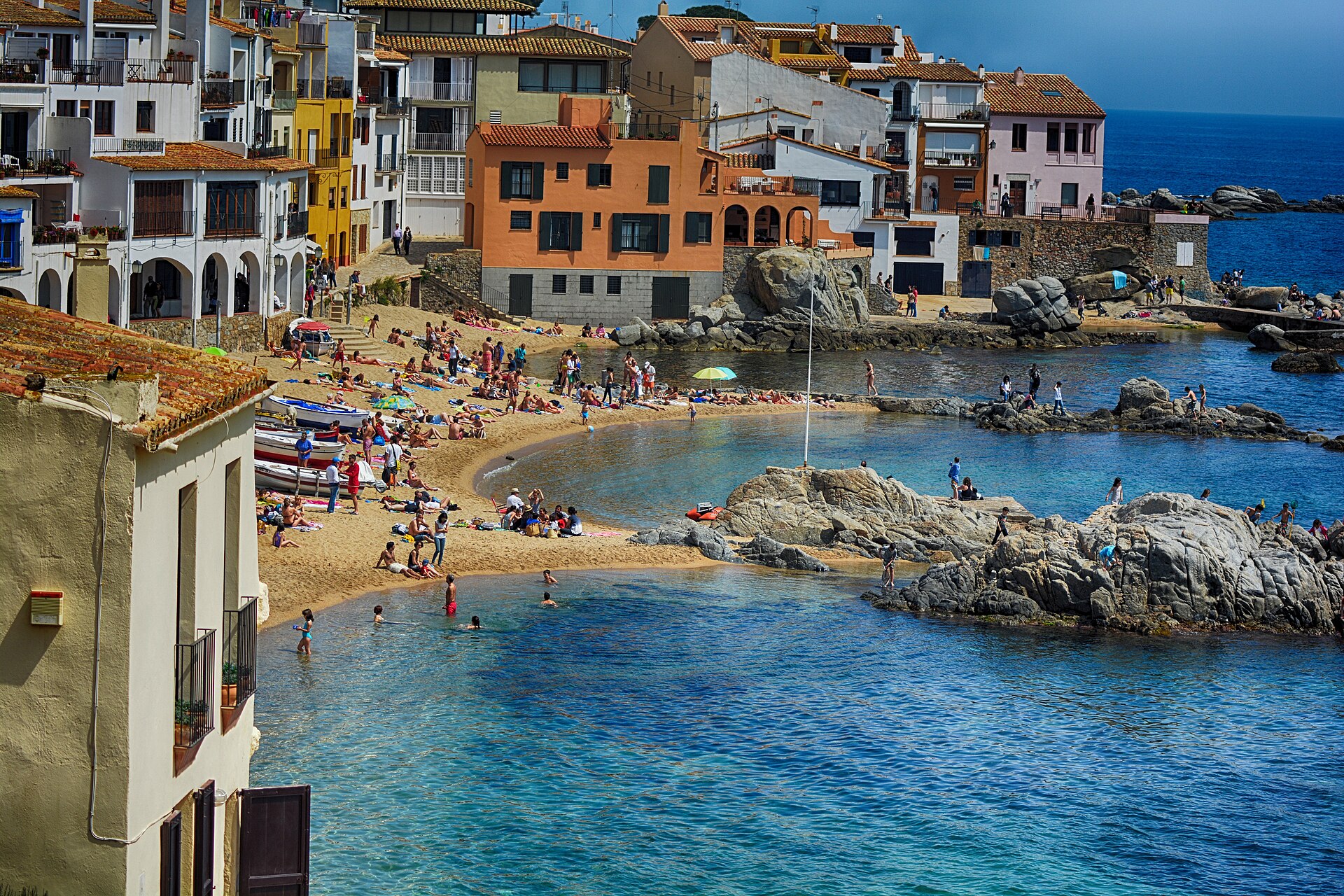 Casas coloridas e enseadas de Calella de Palafrugell na Costa Brava