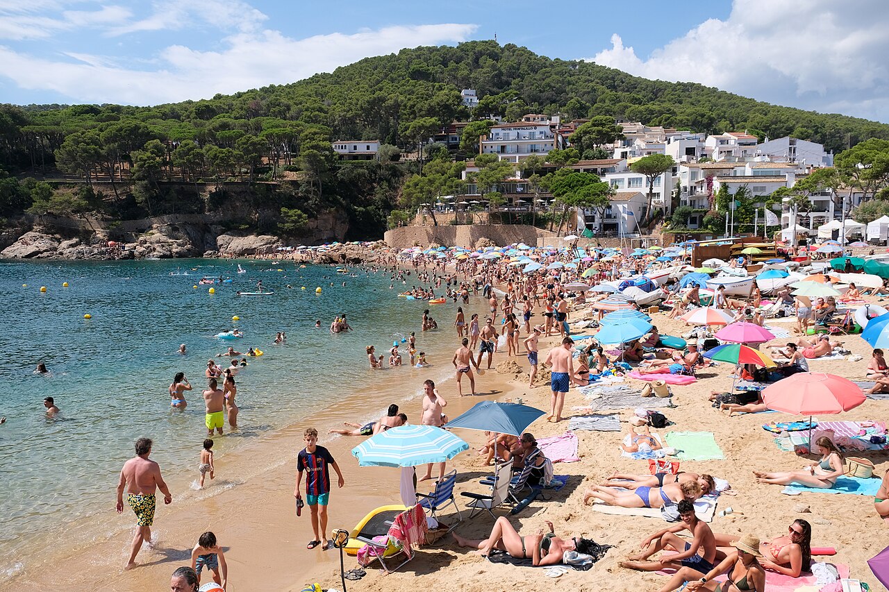 Enseada, areal e casas de Tamariu na Costa Brava