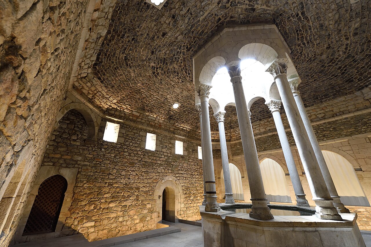 Piscina e colunas de pedra no interior dos Banhos Árabes de Girona
