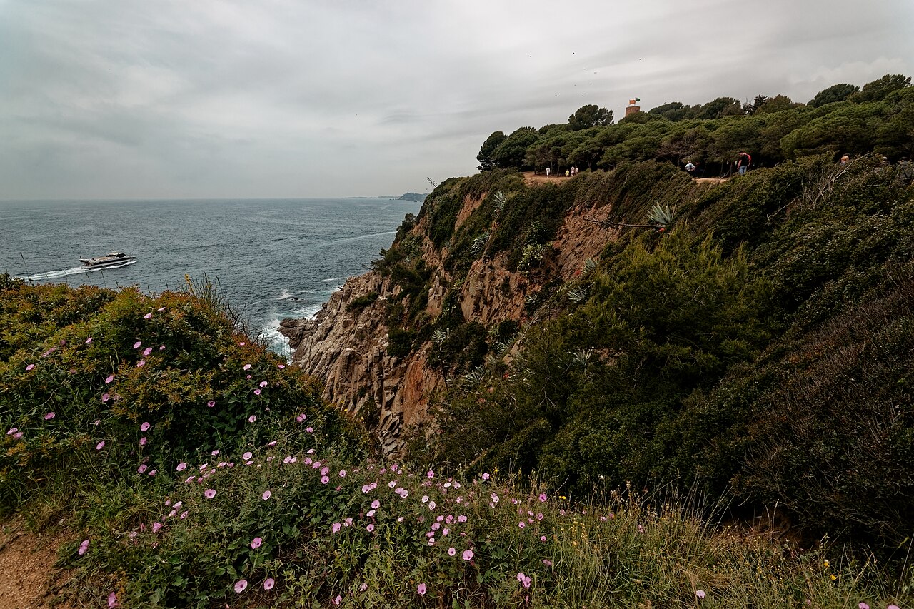 Encosta e mar no caminho para Cala Banys, com Sant Joan ao fundo