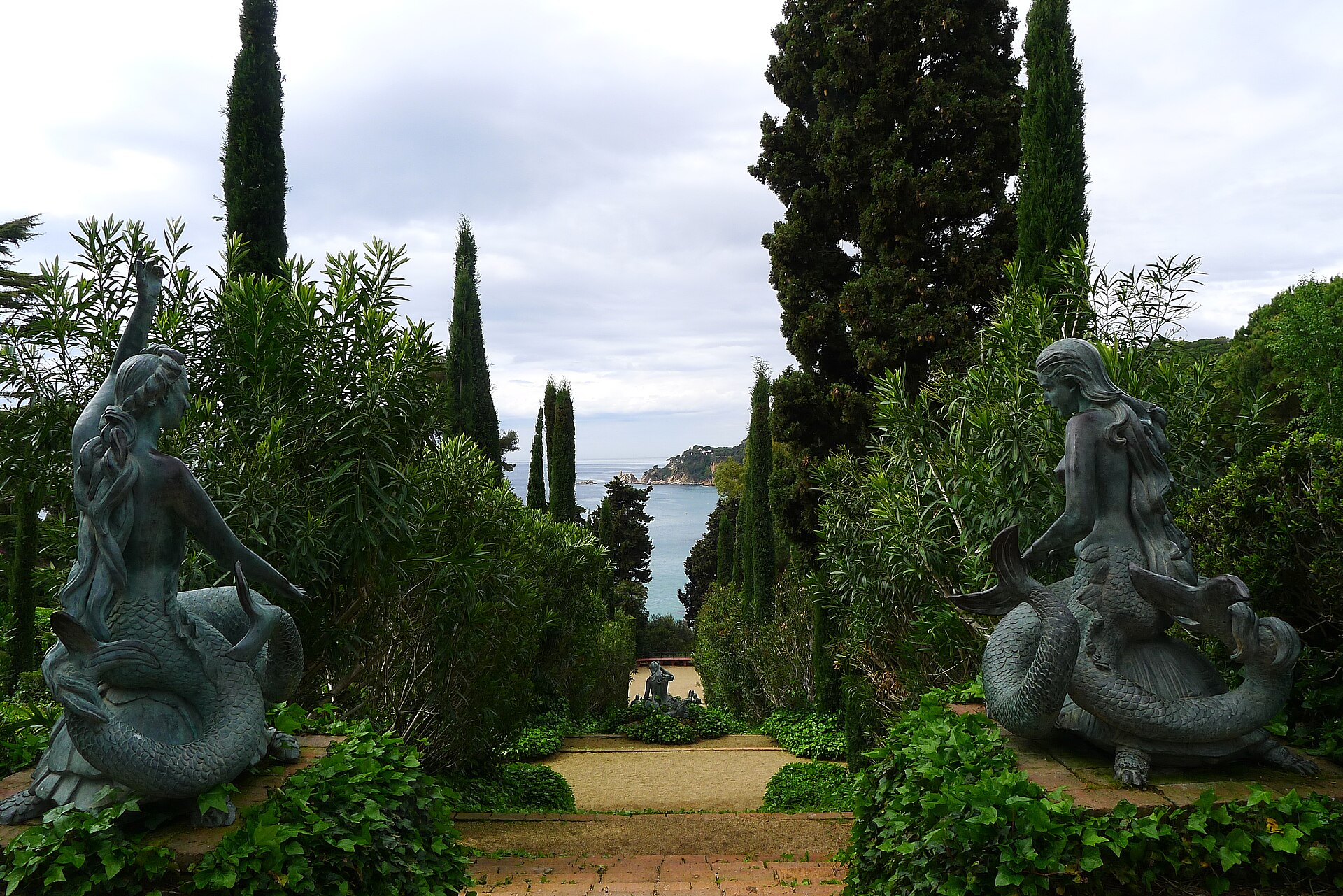 Esculturas e ciprestes nos jardins de Santa Clotilde em Lloret de Mar