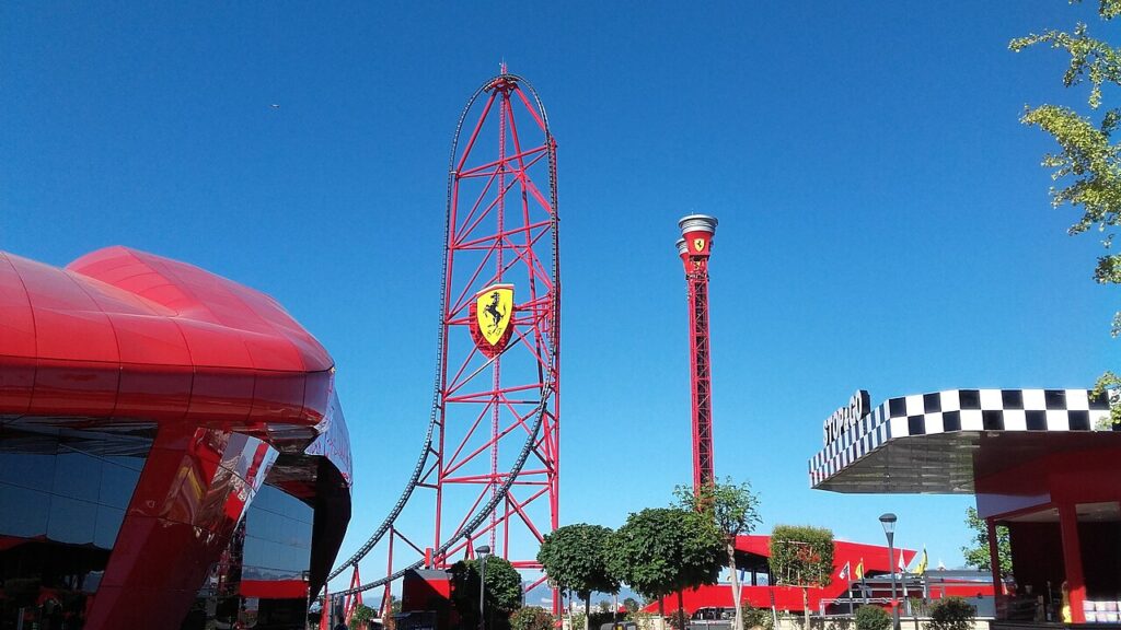 Montanha-russa vermelha e atrações de Ferrari Land no PortAventura World