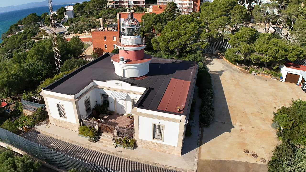 Farol e edifício branco no cabo de Salou, vistos do alto