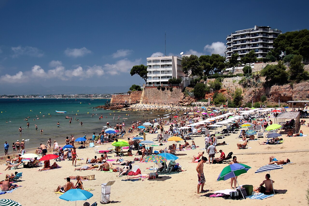 Areal de Capellans, mar e edifícios na encosta de Salou