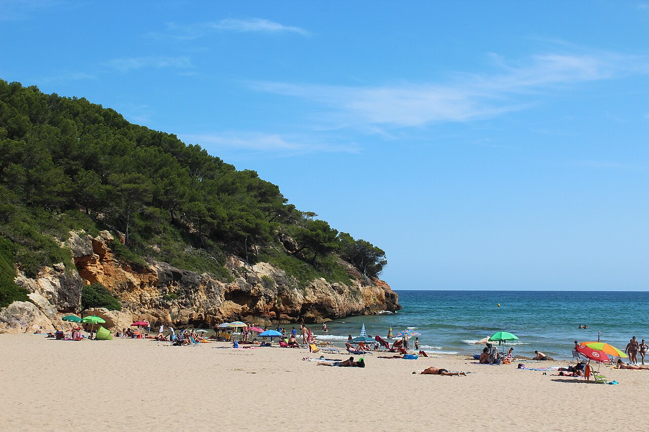 Areal e encosta arborizada da praia de La Móra, em Tarragona