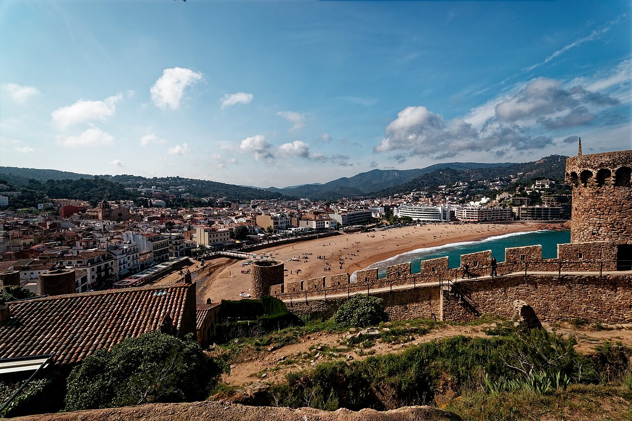 Panorama de Tossa de Mar, praia e muralhas a partir da Vila Vella