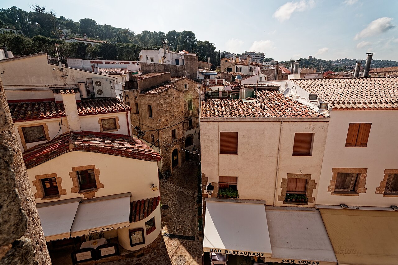 Vista das muralhas sobre as ruas e telhados da Vila Vella de Tossa