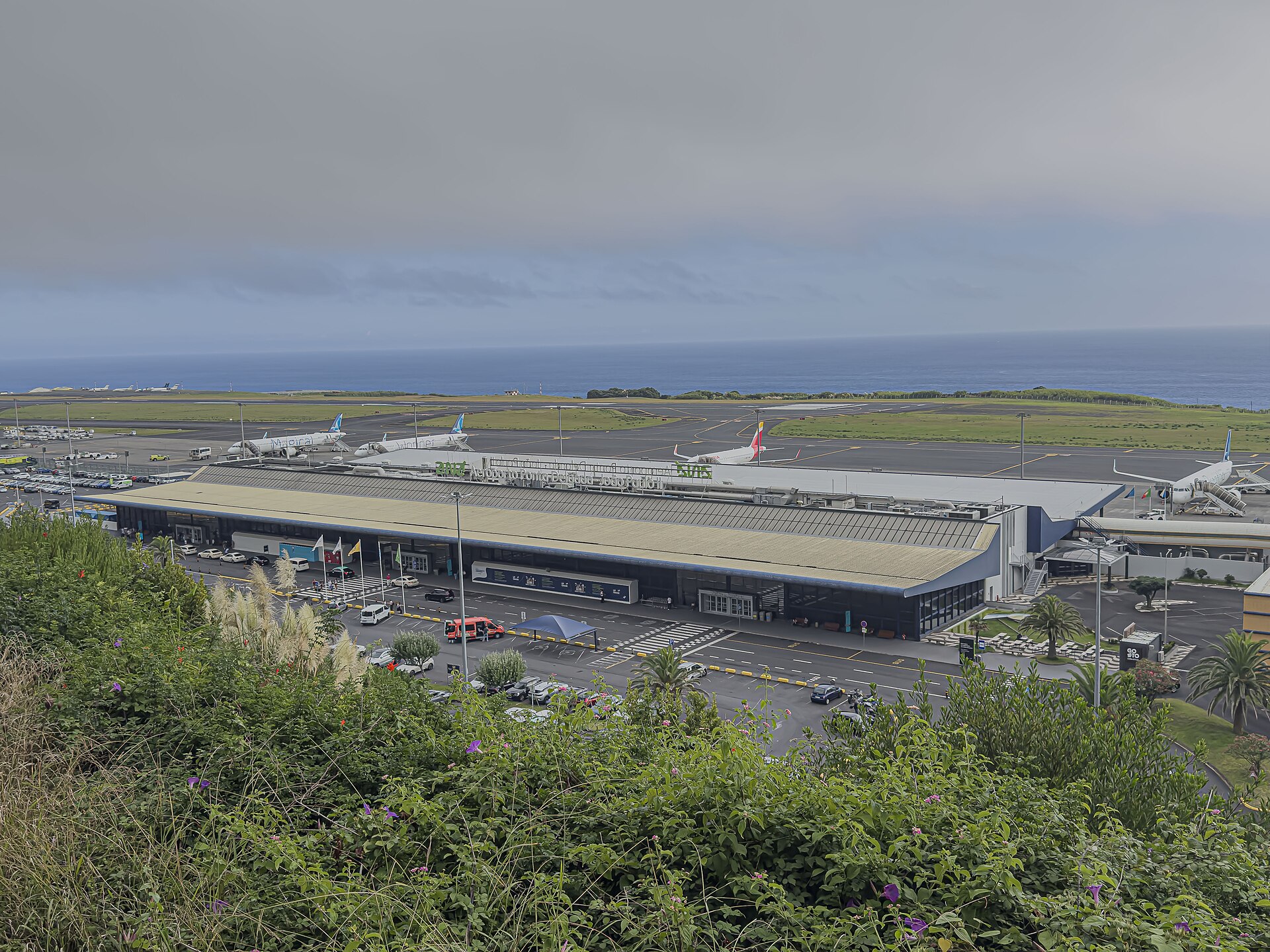 Vista panorámica del aeropuerto de Ponta Delgada junto al Atlántico