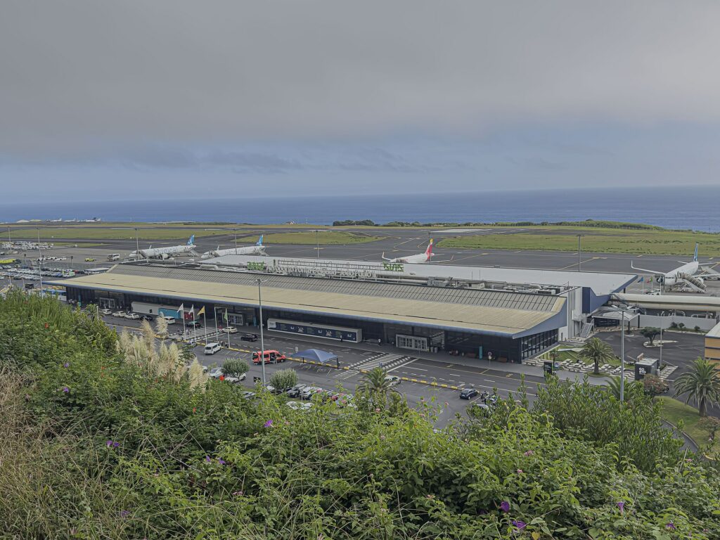 Vista panorâmica do aeroporto de Ponta Delgada junto ao Atlântico
