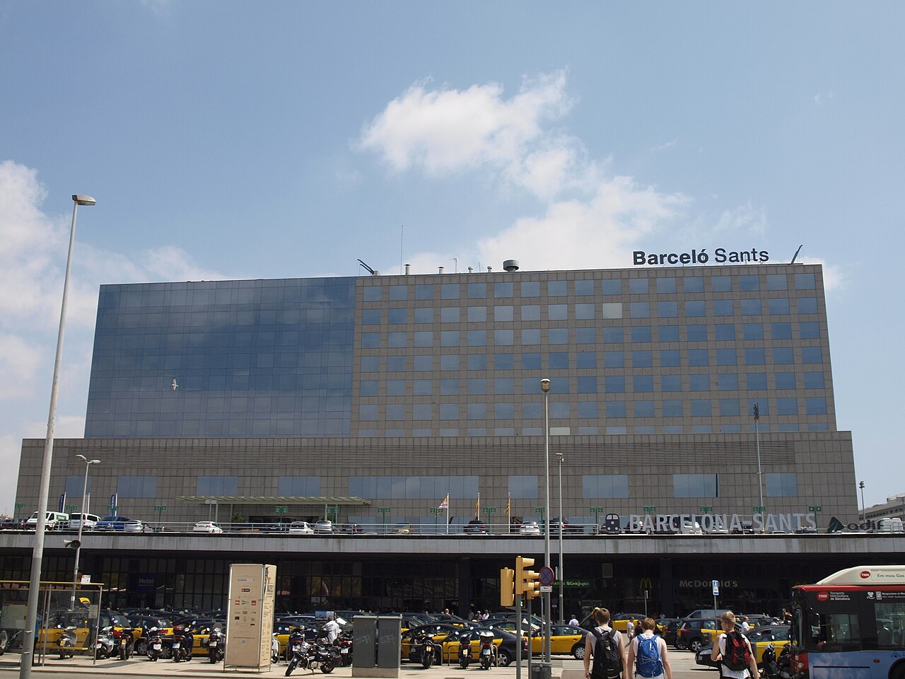 Fachada do Hotel Barceló Sants sobre a estação de Barcelona-Sants